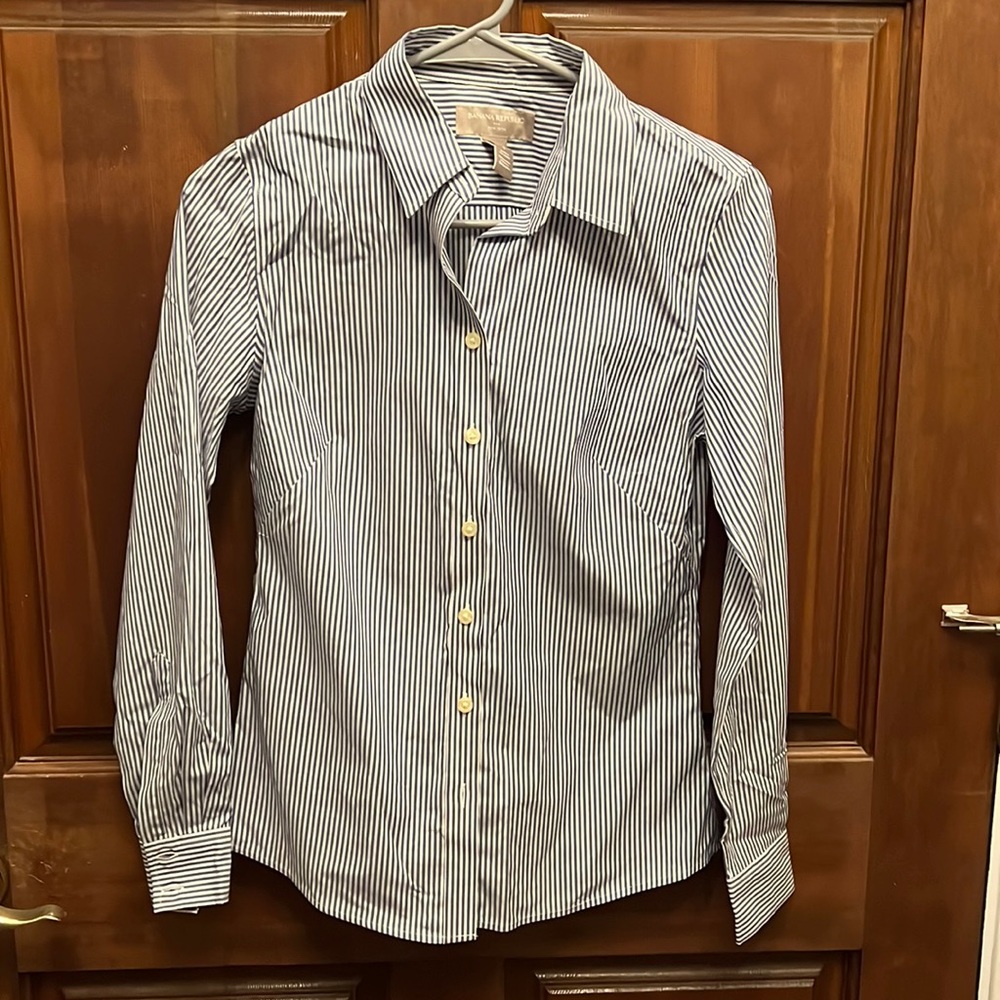 Banana republic long sleeve button up shirt (blue and white) size 2